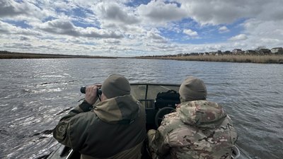 Інспектори оглядають водойму Інспектори оглядають водойму