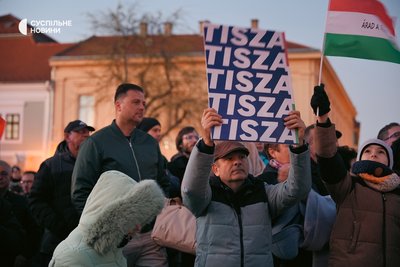 Чоловік з плакатом із назвою опозиційної угорської партії "Тиса" на передвиборчому мітингу. Вац, Угорщина, 7 квітня 2026 року