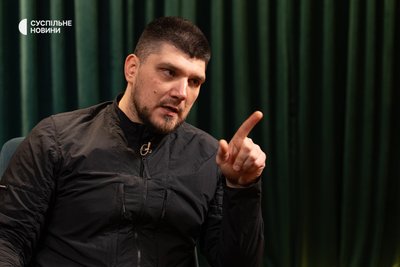 Командир Російського добровольчого корпусу (РДК) Денис Капустін під час інтервʼю Суспільному, Київ, 20 лютого 2026 року Командир Російського добровольчого корпусу (РДК) Денис Капустін під час інтервʼю Суспільному, Київ, 20 лютого 2026 року