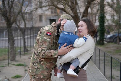 "Хочемо, щоб наш син ріс у Херсоні". Історія родини бійця на позивний "Мудрий" "Хочемо, щоб наш син ріс у Херсоні". Історія родини бійця на позивний "Мудрий"