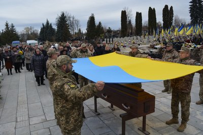 На Тернопільщині в останню дорогу провели військового Степана Старицького, листопад 2025 На Тернопільщині в останню дорогу провели військового Степана Старицького, листопад 2025
