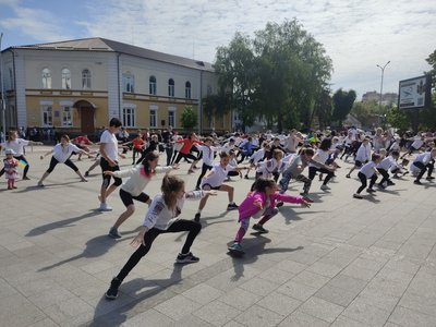 До Дня вишиванки у Житомирі городяни бігли патріотичний крос у вишиванках До Дня вишиванки у Житомирі городяни бігли патріотичний крос у вишиванках