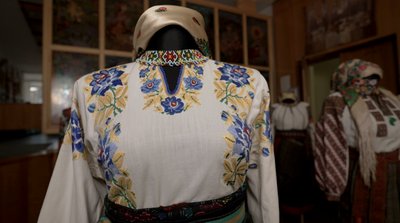 "Жінка вишила сорочку на засланні в Сибіру": етнограф колекціонує сторічні буковинські вишиванки "Жінка вишила сорочку на засланні в Сибіру": етнограф колекціонує сторічні буковинські вишиванки