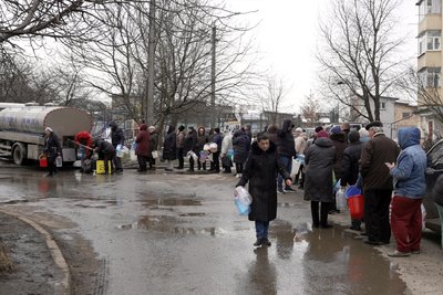 черга людей за водою на гравітоні черга людей за водою на гравітоні