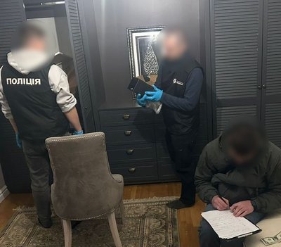 Обшуки у людей із кримінального середовища, які погрожували чоловіку і його родині