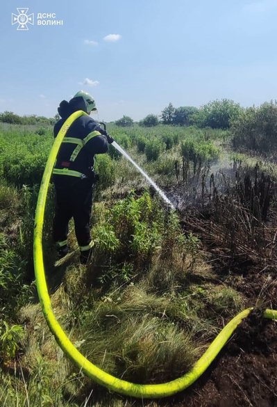 Майже 8 гектарів у вогні: у районі на Волині гасять пожежу на торфовищі Майже 8 гектарів у вогні: у районі на Волині гасять пожежу на торфовищі