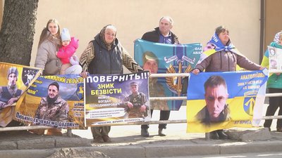 Люди на акції щодо підтримки полонених та зниклих безвісти Люди на акції щодо підтримки полонених та зниклих безвісти