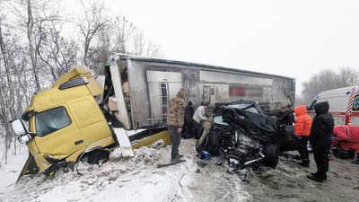 Слідчі встановлюють обставини ДТП, у якій важко травмувалось двоє молодих киян, 15 лютого 2026 року, Хмельниччина Слідчі встановлюють обставини ДТП, у якій важко травмувалось двоє молодих киян, 15 лютого 2026 року, Хмельниччина