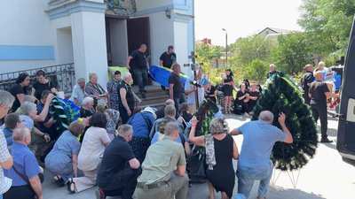 У Херсоні провели в останню путь загиблих військових Дмитра Бабенка та Івана Галайду У Херсоні провели в останню путь загиблих військових Дмитра Бабенка та Івана Галайду