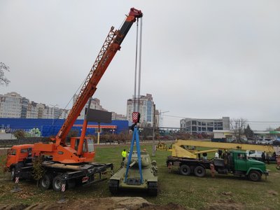 В Умані демонтували радянський танк В Умані демонтували радянський танк