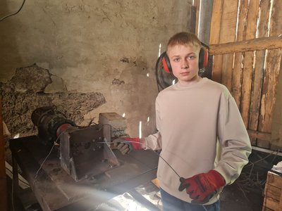 На Житомирщині батько з синами виготовляють складові до дронів На Житомирщині батько з синами виготовляють складові до дронів