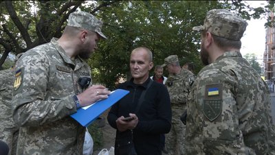ТЦК роздають повістки ТЦК роздають повістки