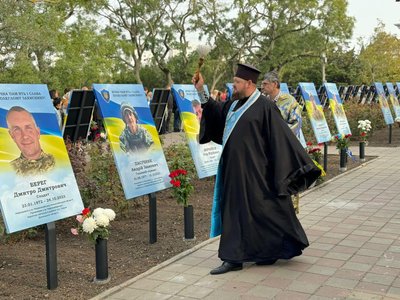 У Чорноморську Одеської області відкрили Алею Пам'яті на честь полеглих Героїв У Чорноморську Одеської області відкрили Алею Пам'яті на честь полеглих Героїв
