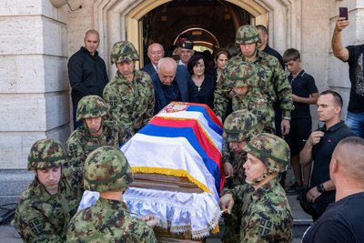 У Белграді тисячі людей прийшли на поховання воєнного злочинця Младича У Белграді тисячі людей прийшли на поховання воєнного злочинця Младича