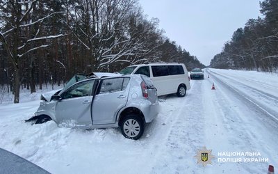 Троє людей травмувалися внаслідок зіткнення двох авто на Житомирщині