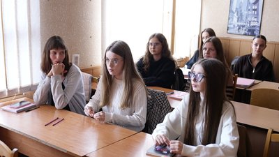 «Багато хто не вірить, що я викладачка». Як 23-річна випускниця Чернівецького університету навчає студентів-ровесників «Багато хто не вірить, що я викладачка». Як 23-річна випускниця Чернівецького університету навчає студентів-ровесників