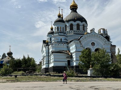 "Центральний купол згорів. Думали, відновимо". Росіяни вчетверте обстріляли 110-річний храм Донеччини — горів до ранку