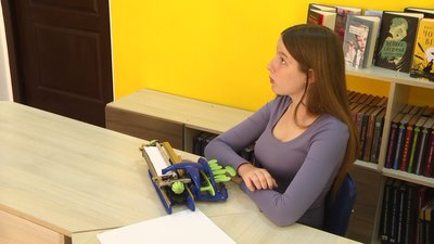 Одинадцятикласниця Ольга Бучина навчилася писати шрифтом Брайла у початкових класах Одинадцятикласниця Ольга Бучина навчилася писати шрифтом Брайла у початкових класах