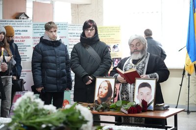 "Дуже добра пара була": у Запоріжжі попрощались з 18-річними Софією Осадчою та Степаном Штиком, котрих вбив дрон РФ "Дуже добра пара була": у Запоріжжі попрощались з 18-річними Софією Осадчою та Степаном Штиком, котрих вбив дрон РФ