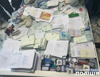 У Києві чоловік підробляв медичні книжки: в нього знайшли паспорт РФ У Києві чоловік підробляв медичні книжки: в нього знайшли паспорт РФ