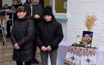 Загинув у Кринках: на Черкащині відкрили меморіальну дошку на честь полеглого військового Загинув у Кринках: на Черкащині відкрили меморіальну дошку на честь полеглого військового