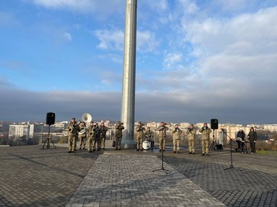 1000 днів війни. У Чернівцях на Алеї Слави вшанували памʼять загиблих військових 1000 днів війни. У Чернівцях на Алеї Слави вшанували памʼять загиблих військових