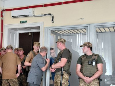 Ігор Сулима спілкується із В'ячеславом Зінченком перед початком засідання