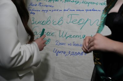 Випускники пишуть побажання під час випускного в укриття гімназії у Харкові Випускники пишуть побажання під час випускного в укриття гімназії у Харкові