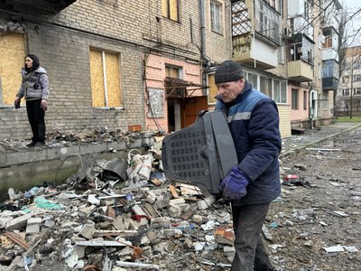 "Стелю й стіни побило уламками. Зали тепер немає". Жителі пошкодженої багатоповерхівки у Херсоні про наслідки удару РФ "Стелю й стіни побило уламками. Зали тепер немає". Жителі пошкодженої багатоповерхівки у Херсоні про наслідки удару РФ