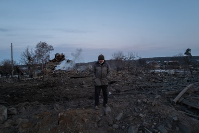 Поранений чоловік стоїть на руїнах свого дому у Краматорську після російського обстрілу 25 лютого 2025 року Поранений чоловік стоїть на руїнах свого дому у Краматорську після російського обстрілу 25 лютого 2025 року