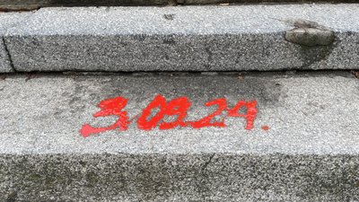 Полтавська художниця облила червоною фарбою Монумент Слави у Корпусному парку Полтавська художниця облила червоною фарбою Монумент Слави у Корпусному парку