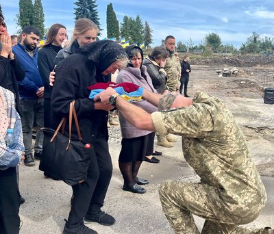 Матері передали прапор, Тернопіль, Віктор Пасічник
