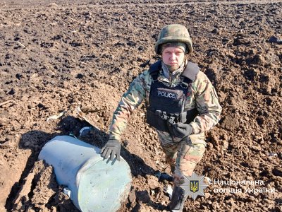 На Вінниччині знешкоджують уламки ракет і БпЛА, які виявляють в полях та на подвір'ях На Вінниччині знешкоджують уламки ракет і БпЛА, які виявляють в полях та на подвір'ях