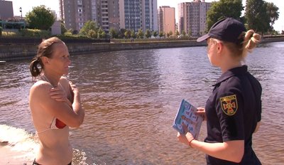 Небезпечний пляж: рятувальники навчали черкащан, як рятувати людей, які тонуть Небезпечний пляж: рятувальники навчали черкащан, як рятувати людей, які тонуть