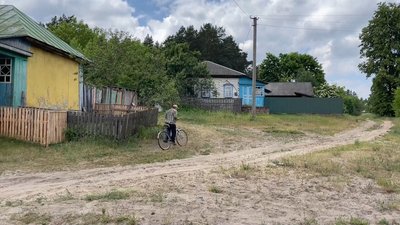 Дитячий майданчик не на часі: у селі на Чернігівщині діти власноруч облаштовують собі місця для ігор Дитячий майданчик не на часі: у селі на Чернігівщині діти власноруч облаштовують собі місця для ігор