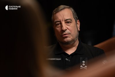 Заступник начальника ГУР МО України Вадим Скібіцький під час інтервʼю Суспільному, Київ, серпень 2025 року Заступник начальника ГУР МО України Вадим Скібіцький під час інтервʼю Суспільному, Київ, серпень 2025 року