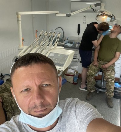 Хмельницькі стоматологи лікували зуби військовим на фронті Хмельницькі стоматологи лікували зуби військовим на фронті