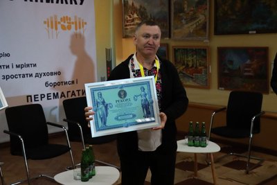 голова Рожнятівської громади Василья Рибчак, рекорд, книги, бібліотека голова Рожнятівської громади Василья Рибчак, рекорд, книги, бібліотека