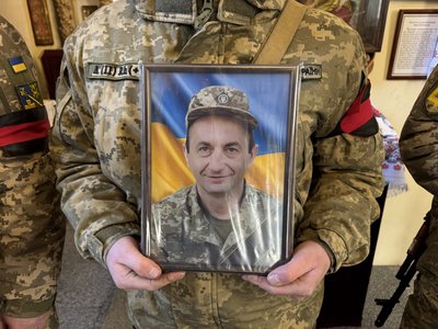 У Полтаві попрощалися з трьома солдатами, які обороняли Україну на війні з РФ У Полтаві попрощалися з трьома солдатами, які обороняли Україну на війні з РФ