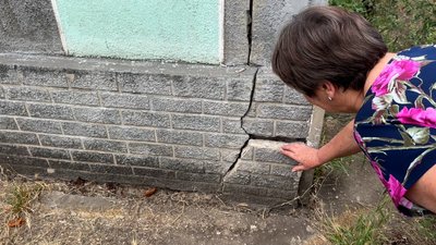 Валентина показує тріщини на будинку Святогорівка Донецька область 14 серпня 2025 рік Валентина показує тріщини на будинку Святогорівка Донецька область 14 серпня 2025 рік