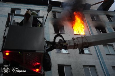 Зазнали руйнувань гуртожиток і радіоринок: наслідки нічної атаки БпЛА на Одесу й Одещину Зазнали руйнувань гуртожиток і радіоринок: наслідки нічної атаки БпЛА на Одесу й Одещину