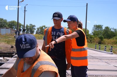 "З чоловіками треба мʼяко": на Одещині жінка керує бригадою залізничників "З чоловіками треба мʼяко": на Одещині жінка керує бригадою залізничників