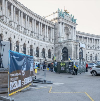 Акція поблизу будівлі ОБСЄ у Відні 24 лютого 2023 року. Фото: надане Суспільному організаторами акції Акція поблизу будівлі ОБСЄ у Відні 24 лютого 2023 року. Фото: надане Суспільному організаторами акції