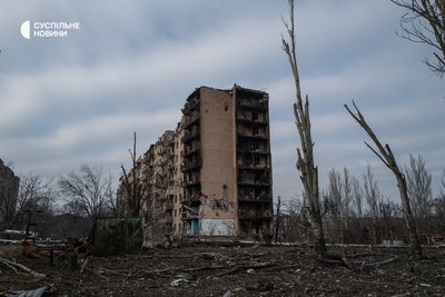 Зруйнований житловий квартал у Костянтинівці на Донеччині у грудні 2025 року Зруйнований житловий квартал у Костянтинівці на Донеччині у грудні 2025 року