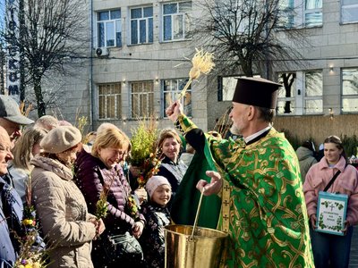 У Вербну неділю житомиряни прийшли до храмів освячувати гілочки верби