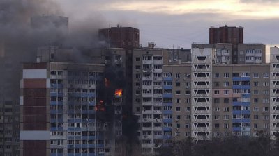 Наслідки ракетної атаки РФ на Київ: палає шість поверхів будинку, під завалами шукають людей Наслідки ракетної атаки РФ на Київ: палає шість поверхів будинку, під завалами шукають людей