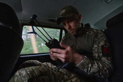 "Півас", військовослужбовець підрозділу "Срібна трійка" бригади "Помста", стежить за небезпекою ударів дронів під час виїзду "Півас", військовослужбовець підрозділу "Срібна трійка" бригади "Помста", стежить за небезпекою ударів дронів під час виїзду