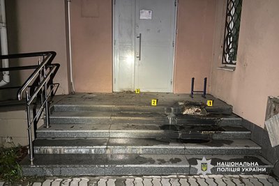 Підпал біля будівлі банку у Черкасах: затримали 23-річного підозрюваного Підпал біля будівлі банку у Черкасах: затримали 23-річного підозрюваного