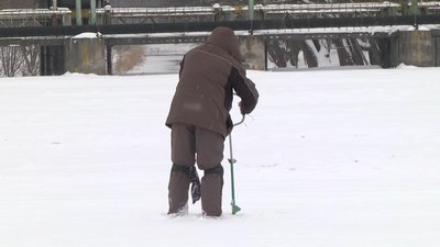 Безпечна товщина льоду, якщо на ньому перебуває одна людина, — 6-7 сантиметрів Безпечна товщина льоду, якщо на ньому перебуває одна людина, — 6-7 сантиметрів