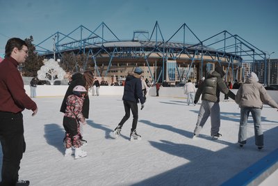 Люди на харківській ковзанці Люди на харківській ковзанці